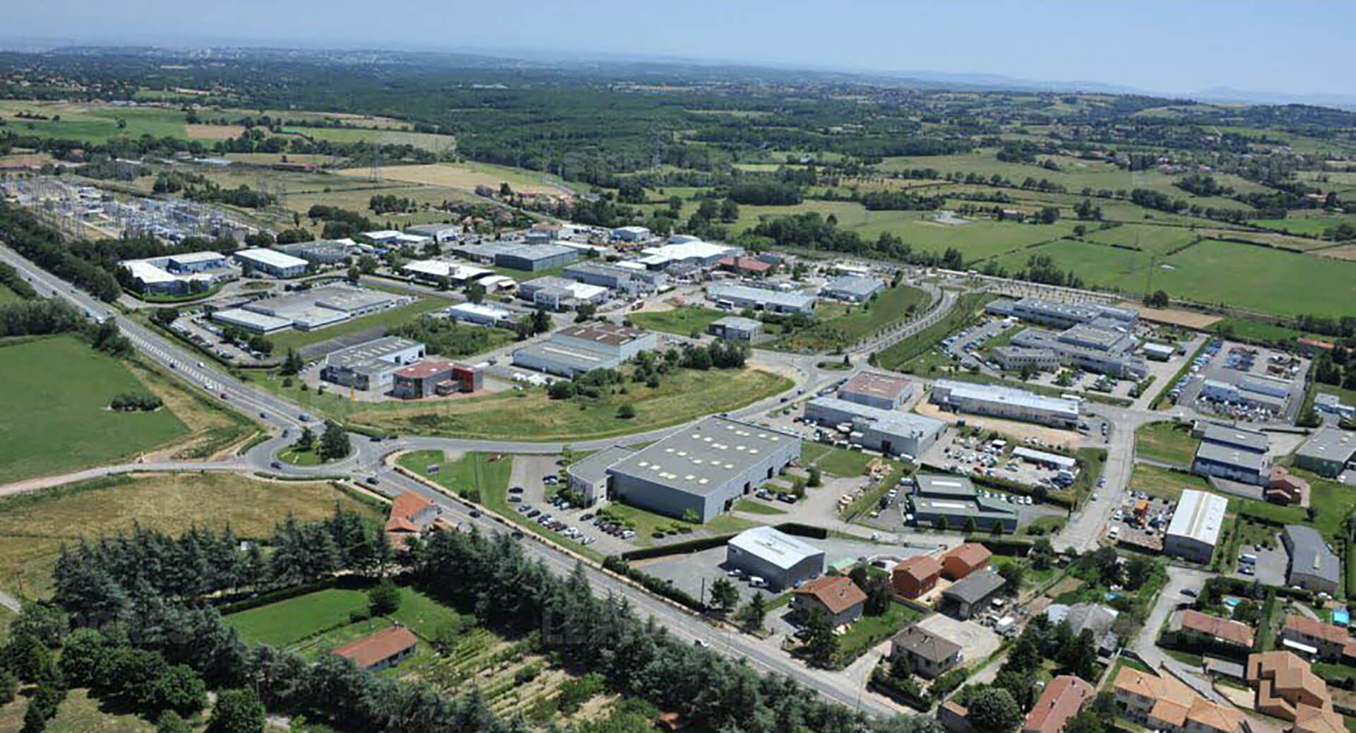 Contactez l'entreprise de peinture et finition Alexandre BEAU & Jacques VIAL pour un devis de peinture de façade, pose de parquet et moquette, création de cloison dans les Monts d'Or