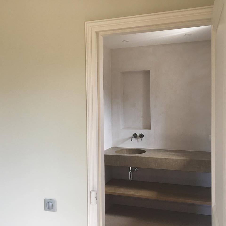 Béton ciré dans une salle de bain à Lyon Ouest