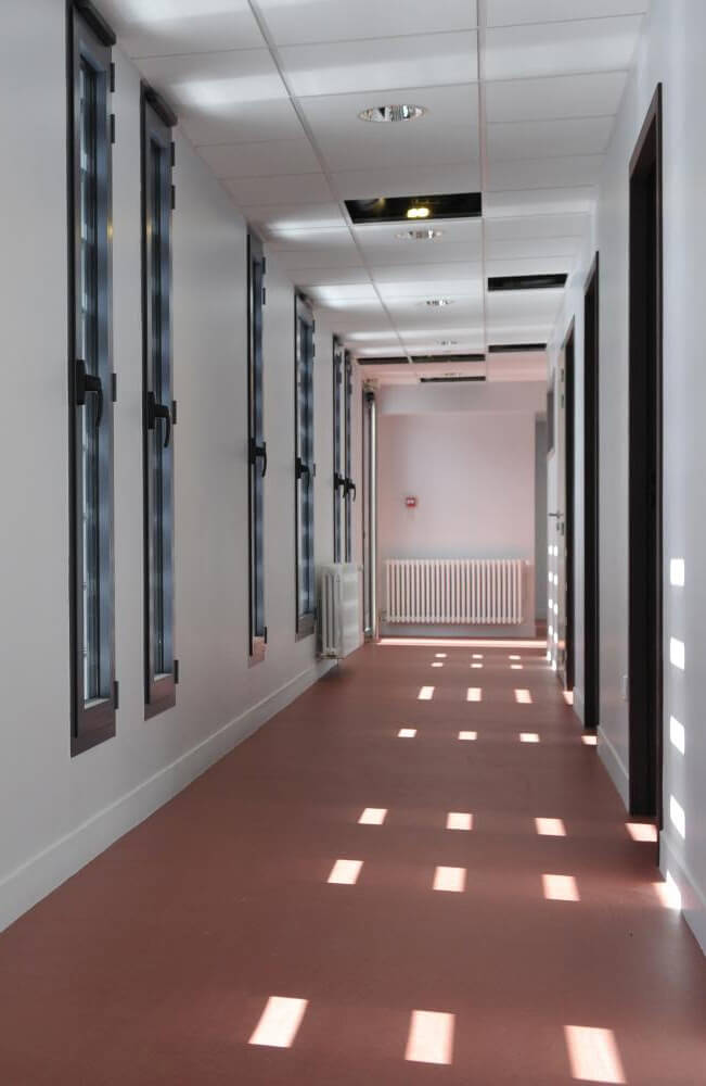 Pose de sol PVC, peinture, isolation intérieure et doublage de mur à l'Arbresle dans un institut médicalisé